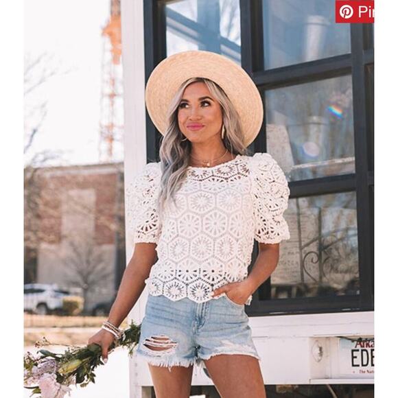 CROCHET ON SUNDAY TOP IN WHITE Impressions short puff sleeves SZ MD puff sleeve - Picture 1 of 8